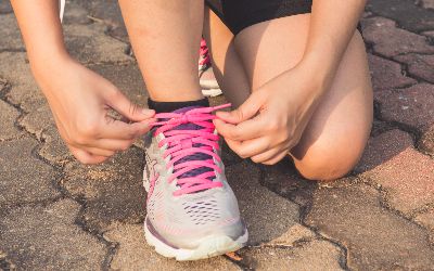 Tying shoe laces