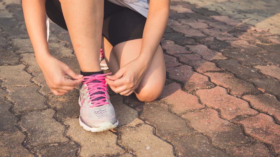 Runner tieing shoe laces