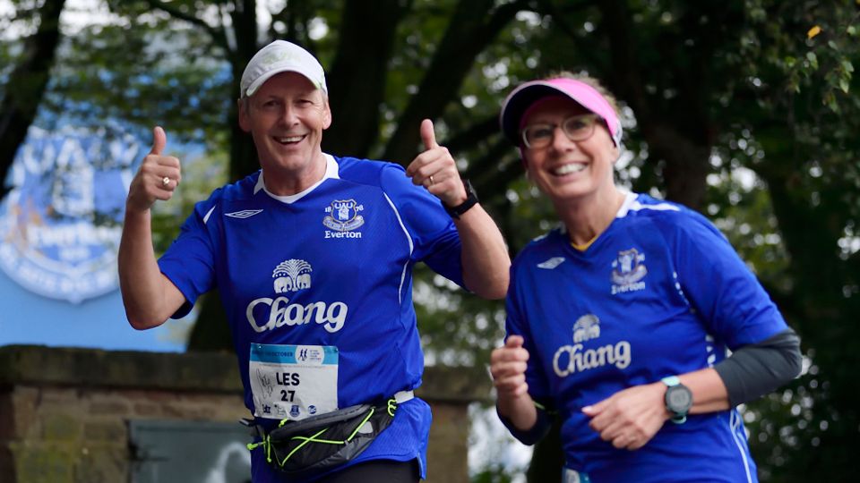 Evertonian runners giving a thumbs up at IYKYH 5K