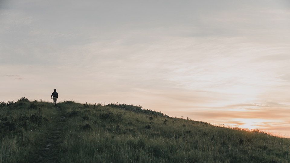 /images/2020/07/solo-runner-in-wilderness-302899.jpg