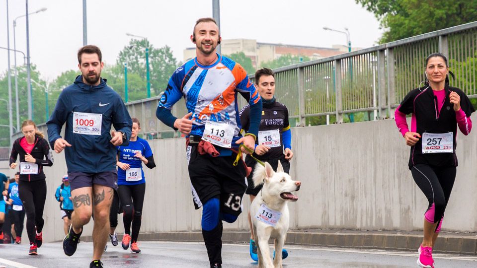 /images/2020/08/running-group-367551.jpg