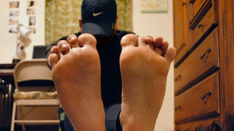 /images/2020/12/runner-stretching-barefoot-860047.jpg