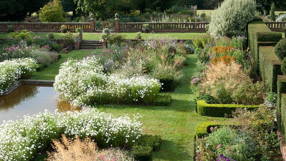 /images/2021/05/doddington-place-gardens.jpg