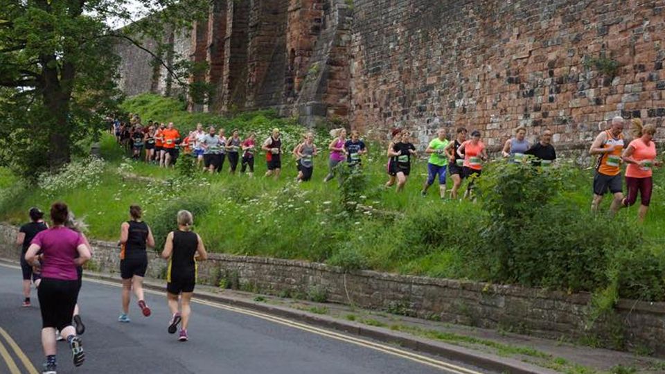 /images/2021/06/runners-carlisle-castle-667448.jpg