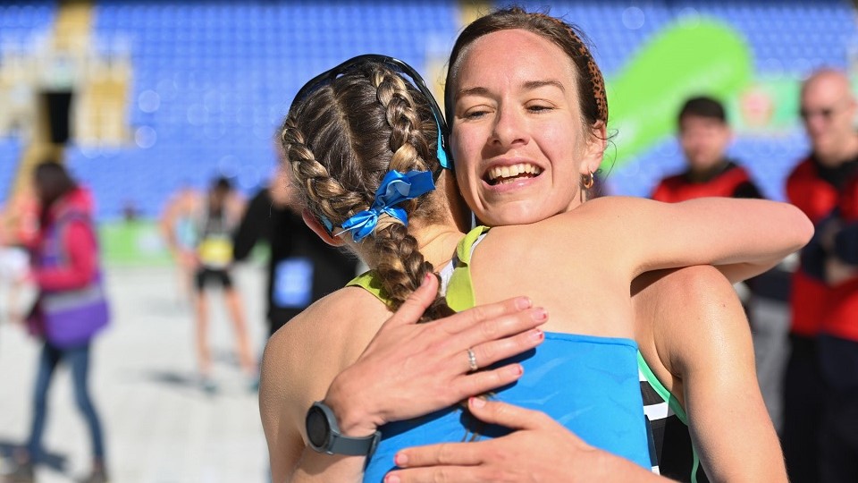 /images/2021/08/reading-half-marathon-runners-embrace.jpg