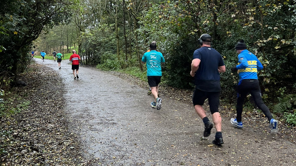 /images/2021/11/rainy-runners.jpg
