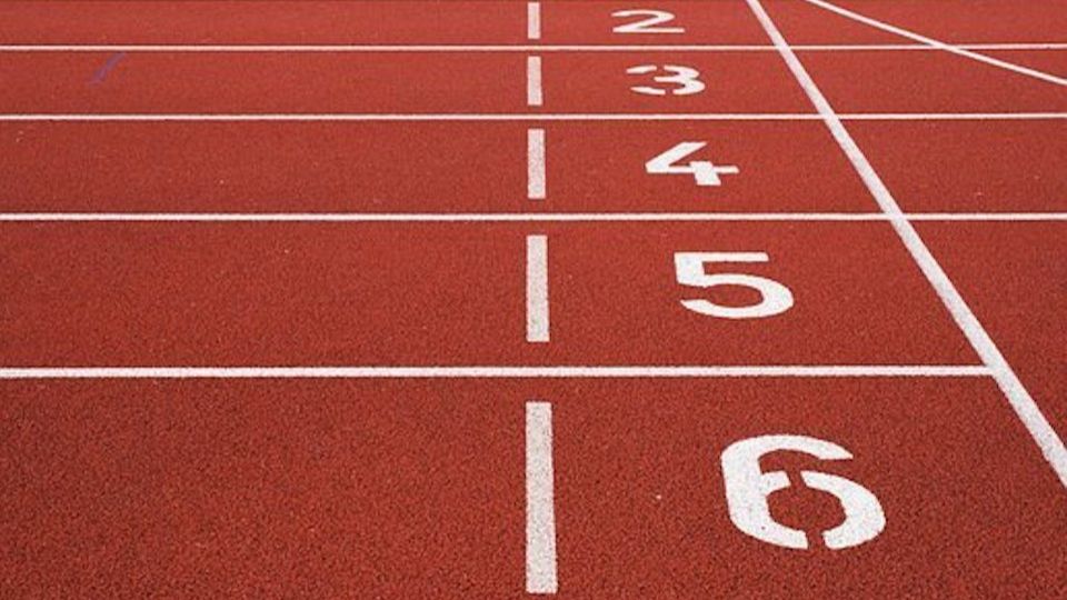 /images/2021/12/running-track-472772.jpg