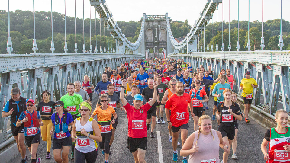 /images/2022/01/anglesey-runners-on-bridge.jpg