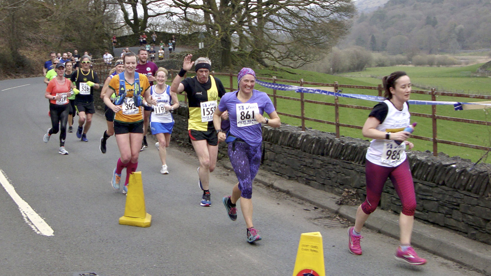 /images/2022/01/coniston-runners.jpg