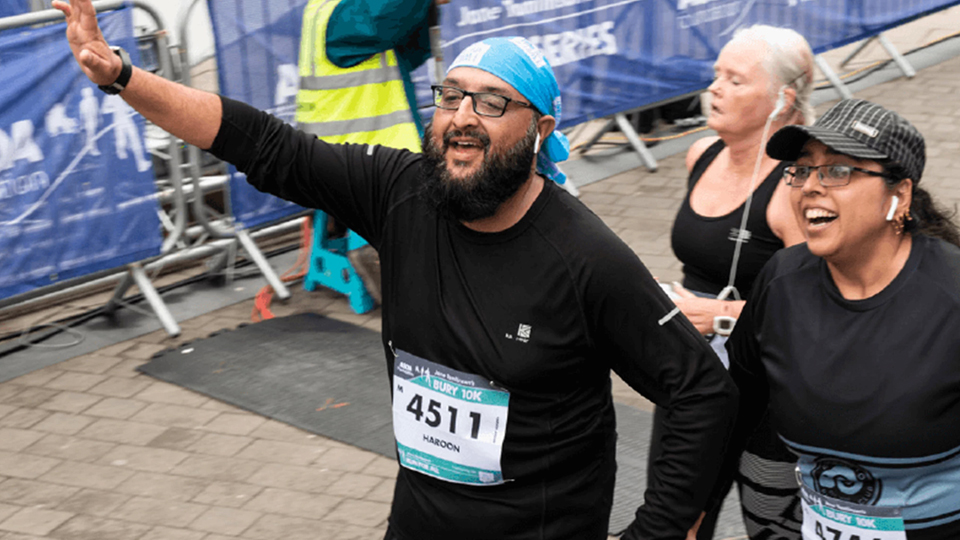 /images/2022/05/bury-runners.jpg