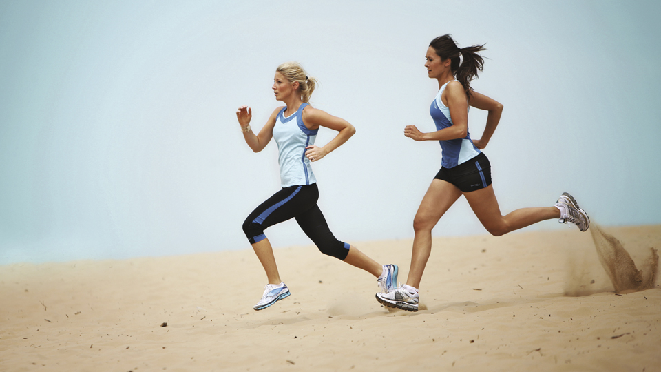 /images/2022/05/summer-sand-saucony-runners.jpg