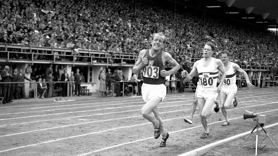 Emil Zatopek wins 1952 Helsinki Olympic 5000m