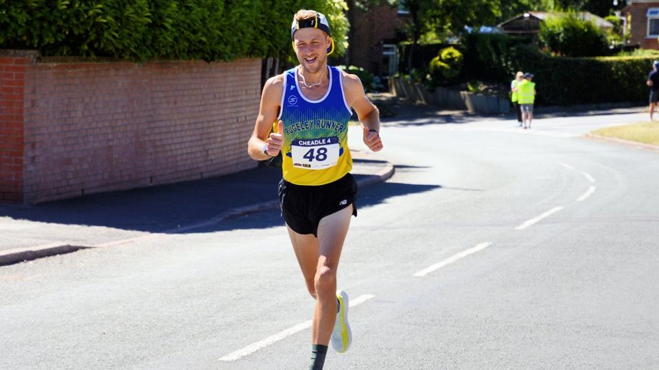 Lee Gratton runs a blisteringly fast race at the Cheadle 4