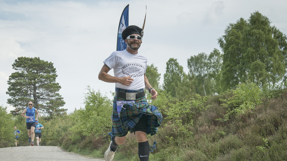 /images/2022/09/race-the-train-kilted-man.jpg
