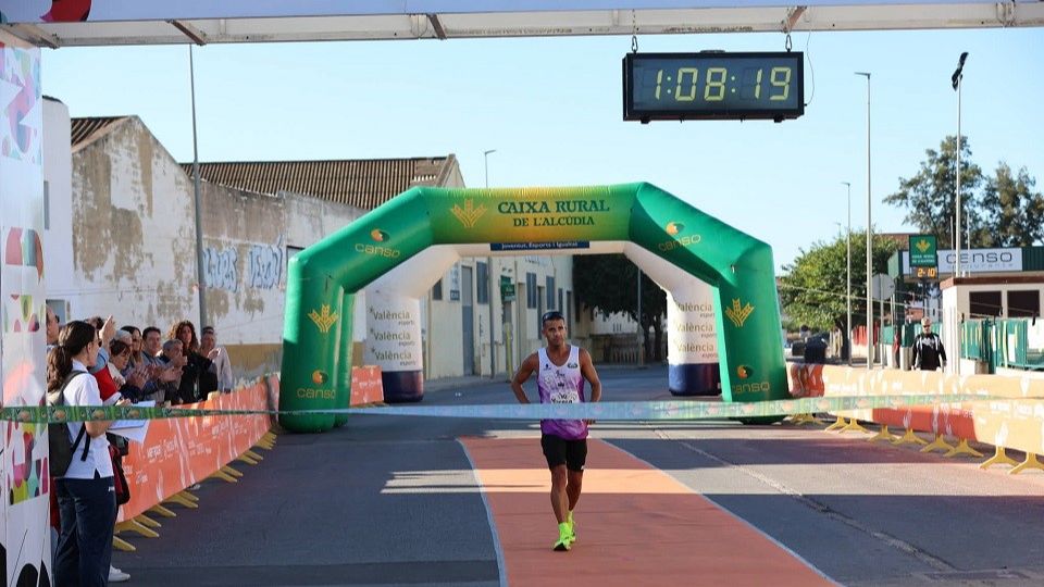 Luis Agustin Esriche wins Mitja Marato Kaki