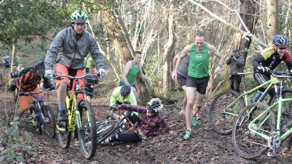 /images/2022/12/runners-v-riders.jpg