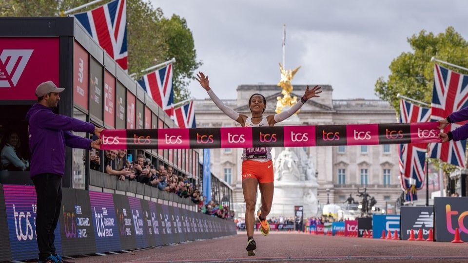 Yalemzerf Yehualaw wins 2022 London Marathon