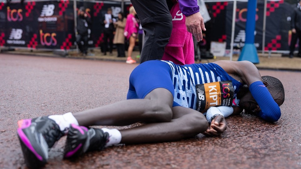 /images/2023/04/kelvin-kiptum-collapses-after-winning-tcs-london-marathon-2023.jpg