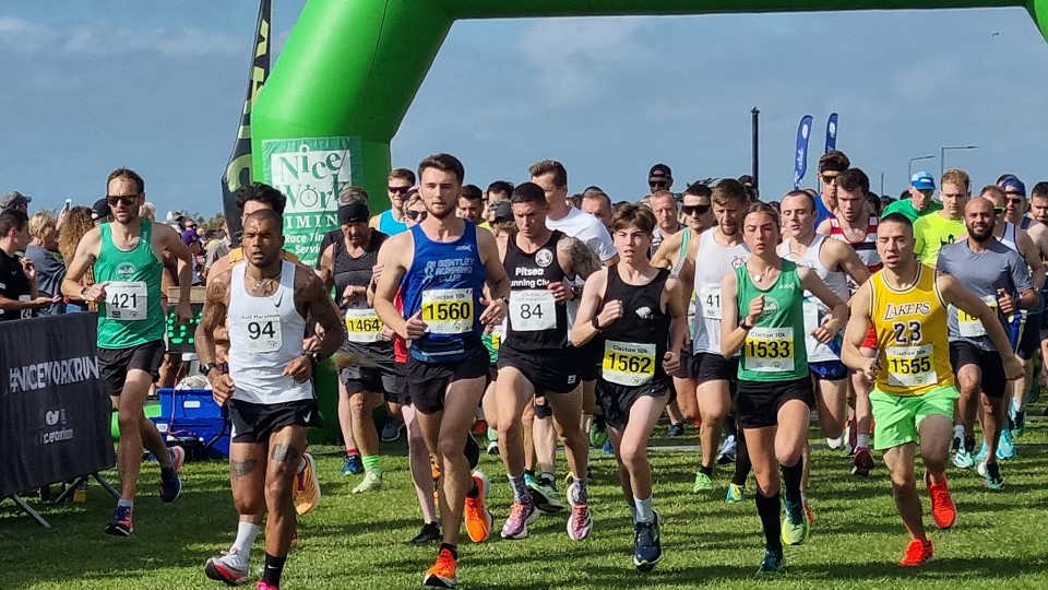 /images/2023/08/clacton-carnival-half-start-2023.jpg