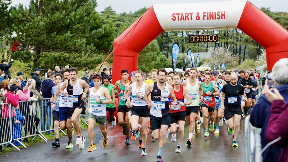 /images/2024/01/llanelli-half-marathon-start-2023.jpg