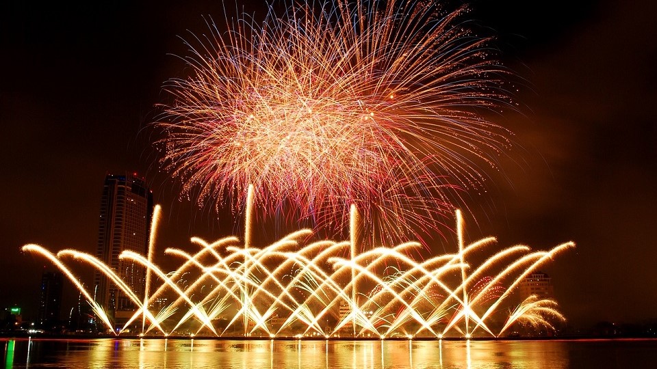 /images/2024/10/fireworks-night.jpg