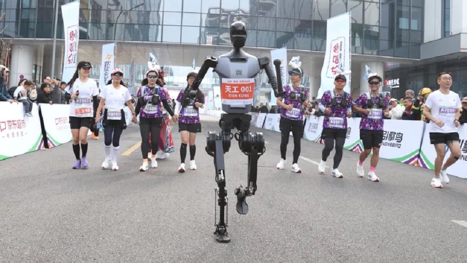 Humanoid robot runner Tiangong