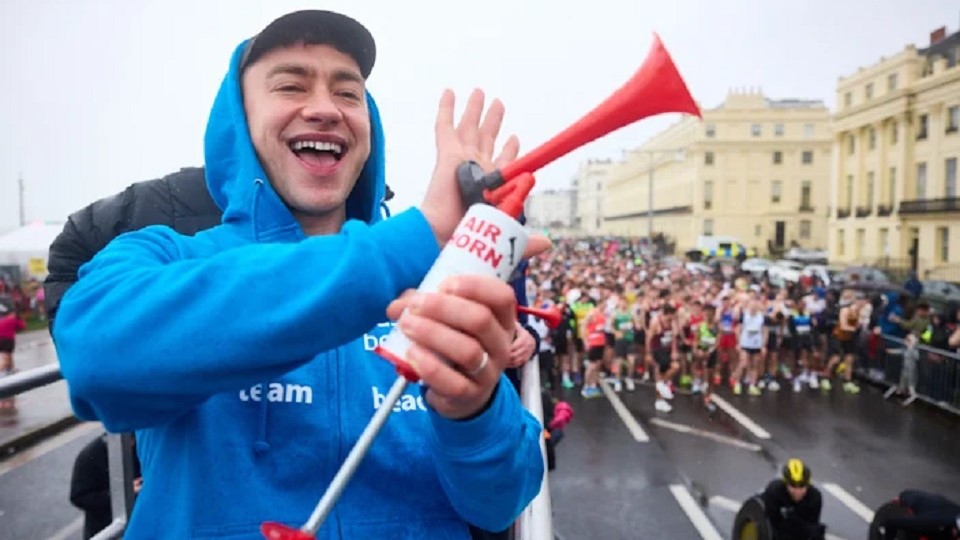 Olly Alexander starts Brighton Half Marathon 2026