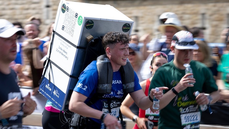 Jordan Adams carries a 25kg fridge in the London Marathon 2026