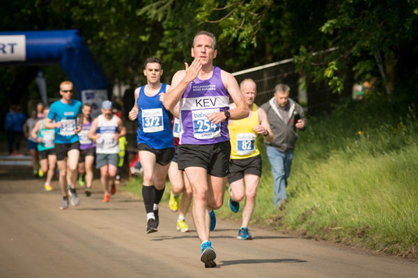 A happy runner blows a kiss at Shettleston 10K