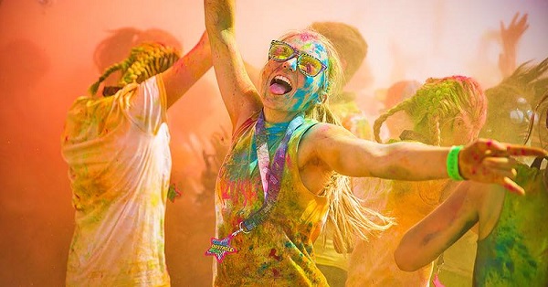 /images/news/2018/2/charing-colour-run-atmosphere.jpg