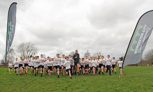 /images/news/2019/1/edited-steve-cram-and-st-barnabas-pupils-launch-the-2019-air-products-worcester-city-runs-1.jpg