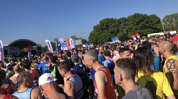 Run Gatwick 2019 - crowds of runners