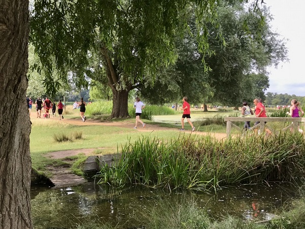 /images/news/2019/3/bushy-800th-parkrun.jpg