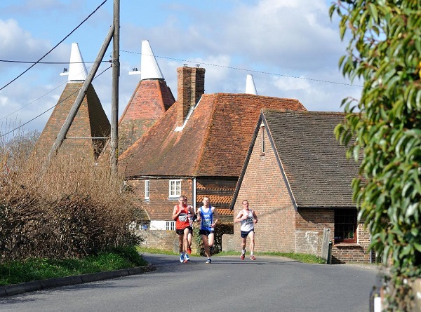 /images/news/2020/1/paddock-wood-half-marathon-leaders.jpg