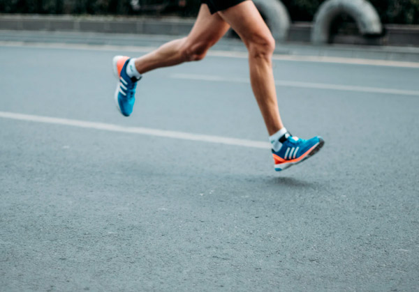 /images/news/2020/2/runner-tarmac-600.jpg