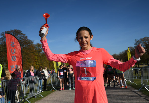 Jo Pavey wth klaxon at Windsor
